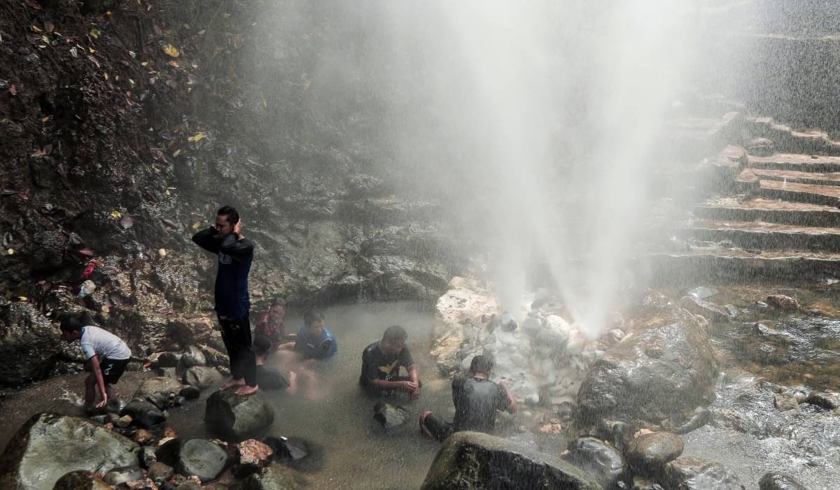 Pengunjung berendam di kawasan Wisata Geyser Cisolok, Kabupaten Sukabumi, Jawa Barat, Sabtu (20/7/2024).