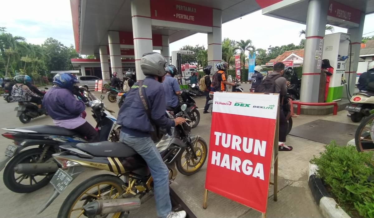 Konsumen antre mengisi BBM di SPBU wilayah Serpong, Tangerang Selatan 