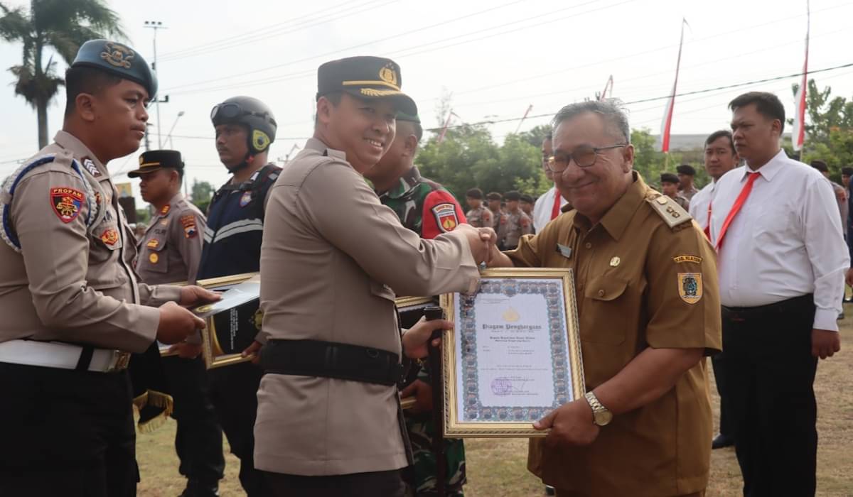Kapolres Klaten AKB Warsono menyerahkan piagam penghargaan 