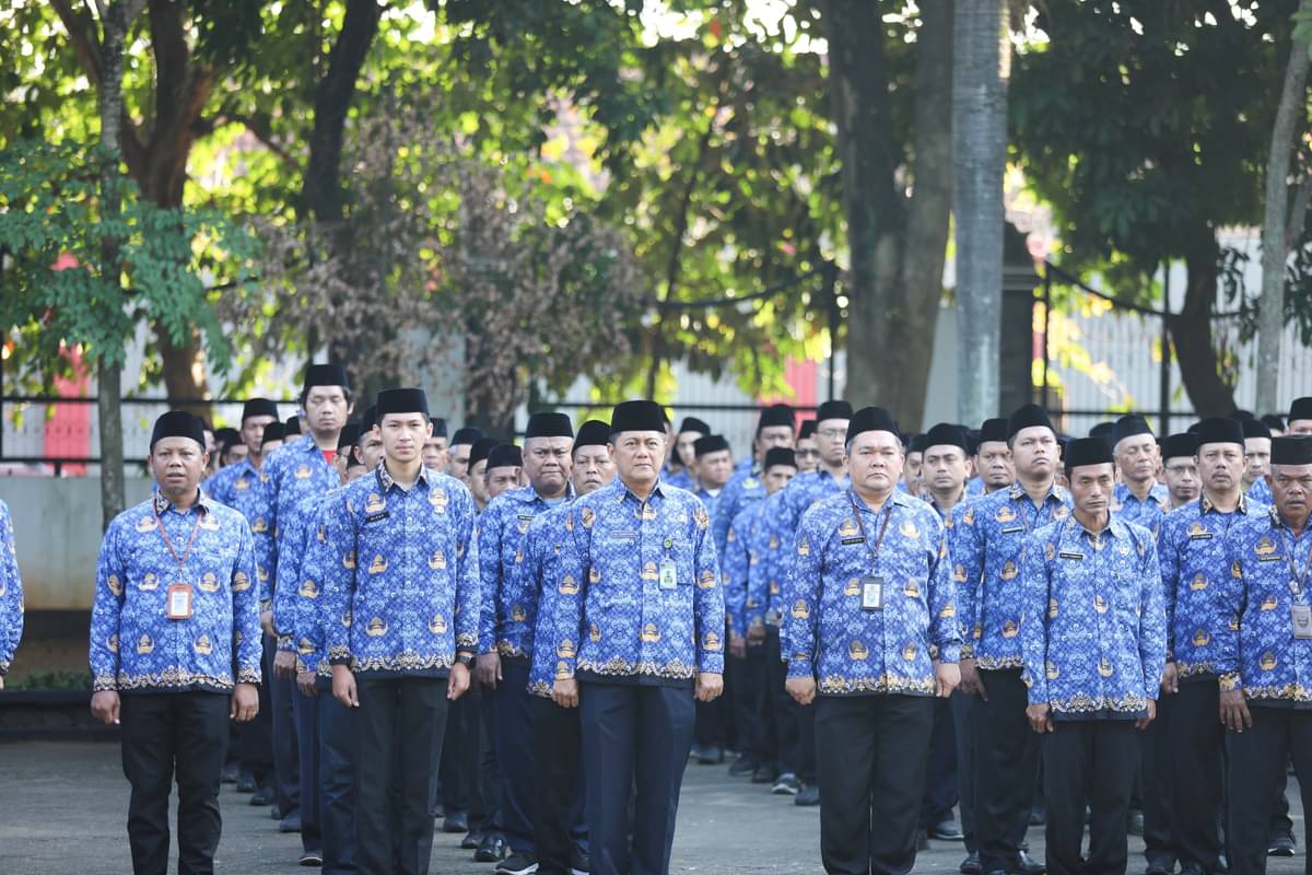 Sejumlah ASN melaksanakan apel pagi. Di Kabupaten Majalengka, Pj Bupati terus mengingatkan ASN agar netral dalam pilkada. 