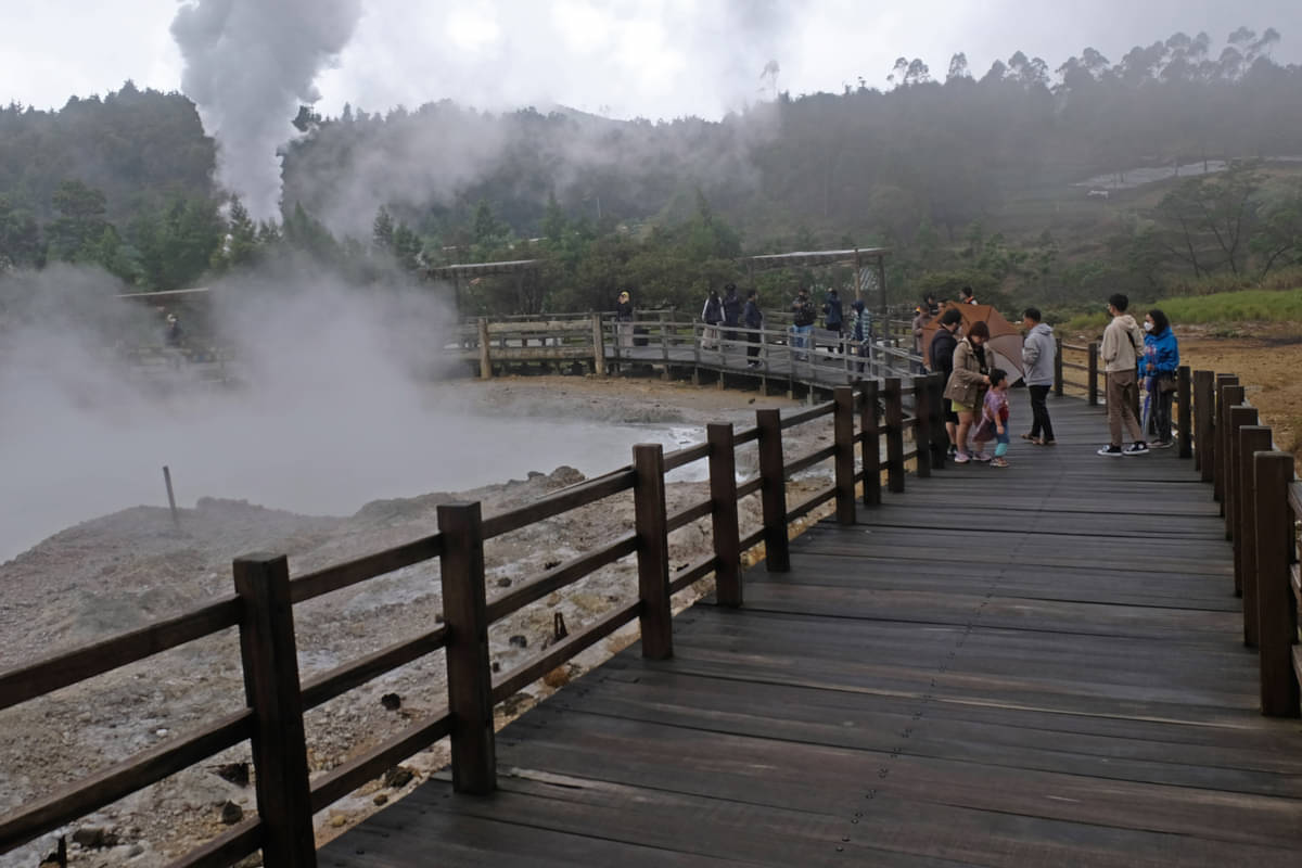 Wisatawan berada di wisata alam kawah SIkidang kawasan dataran tinggi Dieng Desa Dieng Kulon, Batur, Banjarnegara, Rabu (18/1/2023)