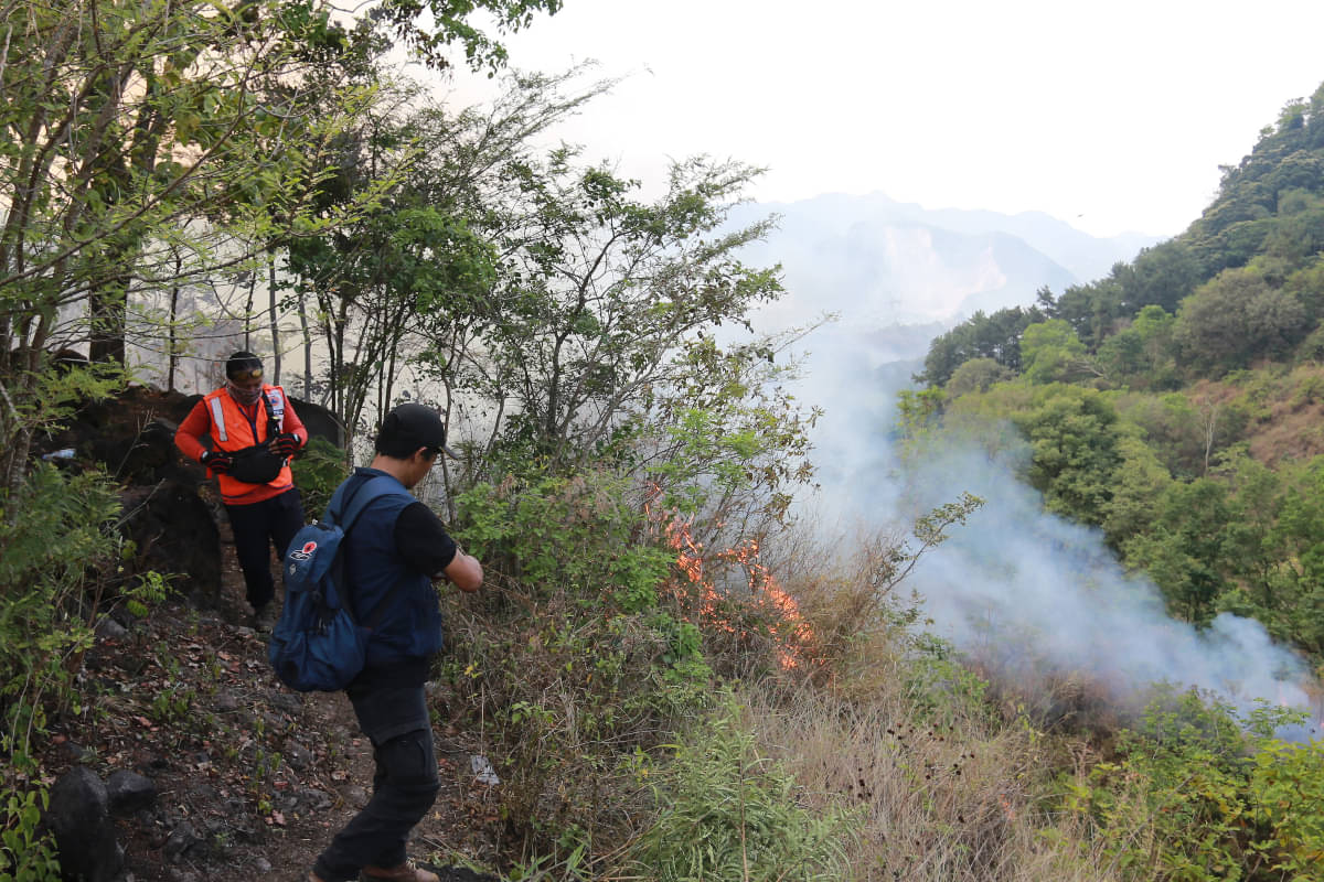 Ilustrasi, Petugas gabungan berusaha memadamkan kebakaran hutan dan lahan (karhutla) di Desa Padabeunghar, Pasawahan, Kuningan, Jawa Barat