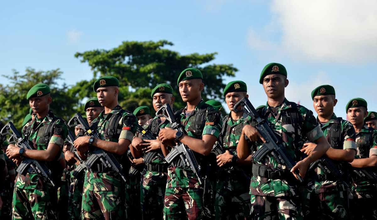 Prajurit TNI AD mengikuti apel gelar pasukan dalam rangka kesiapan pengamanan KTT World Water Forum ke-10 