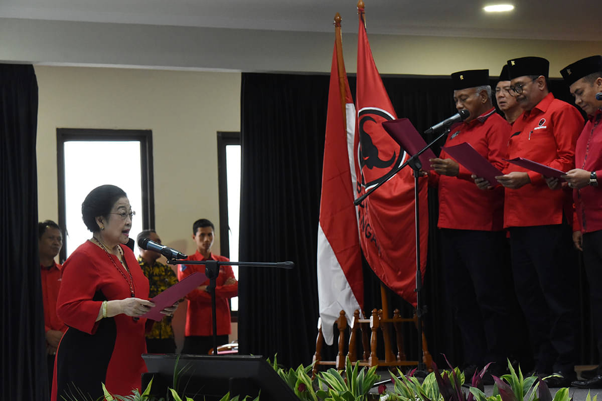 Ketum PDI Perjuangan Megawati Soekarnoputri (kiri) memimpin pengucapan sumpah janji jabatan pada pelantikan pengurus DPP PDI Perjuangan.