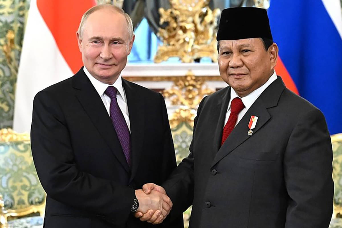 Presiden Rusia Vladimir Putin (kiri) berjabat tangan dengan Menteri Pertahanan Indonesia sekaligus presiden terpilih Prabowo Subianto.