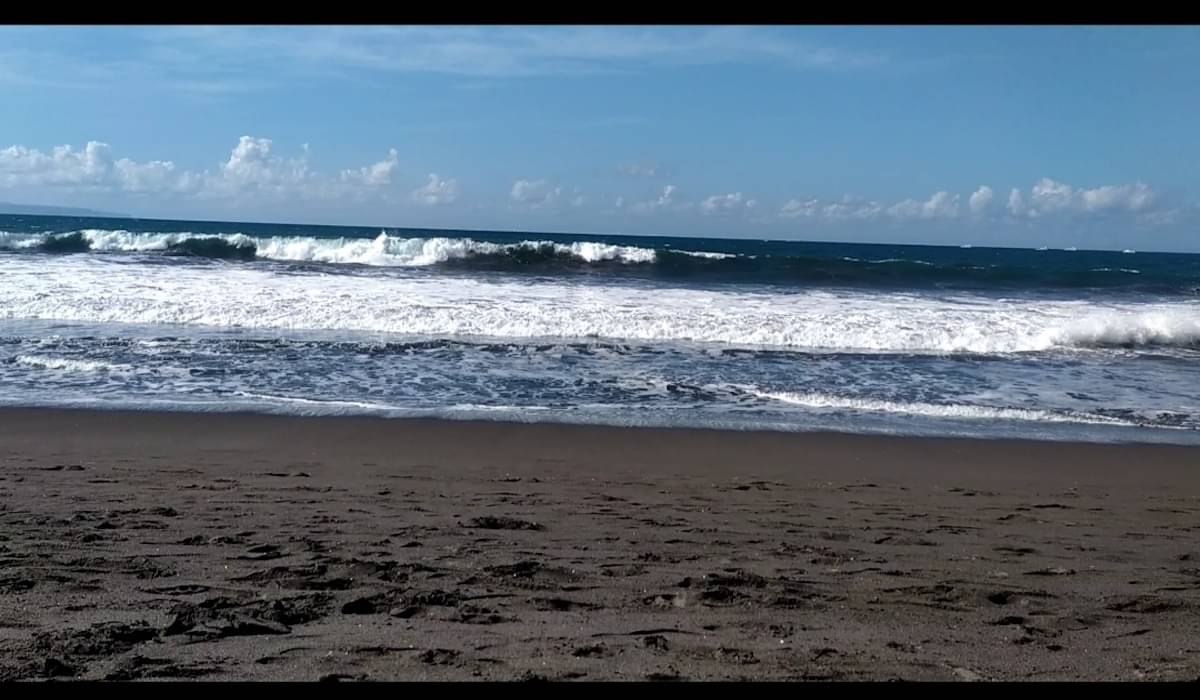 Kondisi gelombang laut di pantai Padanggalak Sanur, Denpasar, Rabu (31/7).  