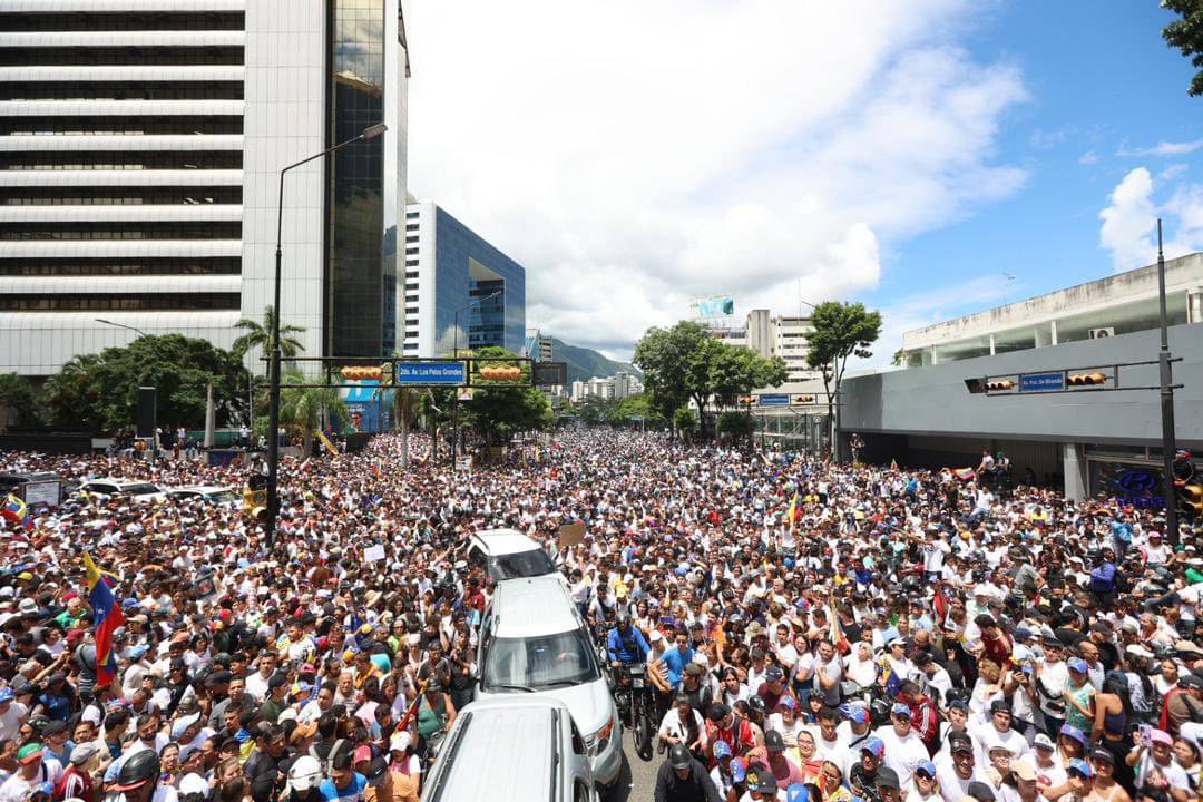Ribuan orang turun ke jalan menolak klaim kemenangan Presiden Nicolás Maduro, yang dianggap curang oleh oposisi. 