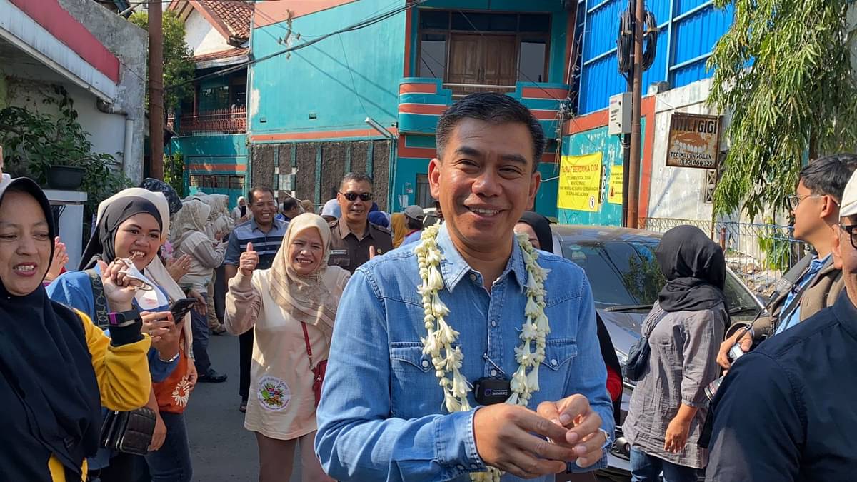 Bakal Calon Wali Kota Bandung Sonny Salimi mendapat sambutan saat mengunjungi warga. 