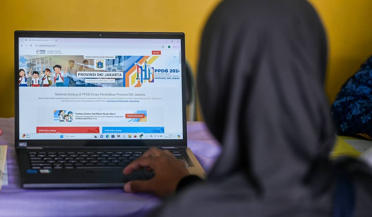 Wali siswa calon peserta didik baru mengajukan pembuatan akun Penerimaan Peserta Didik Baru (PPDB) di SD Grogol Selatan 08, Jakarta 