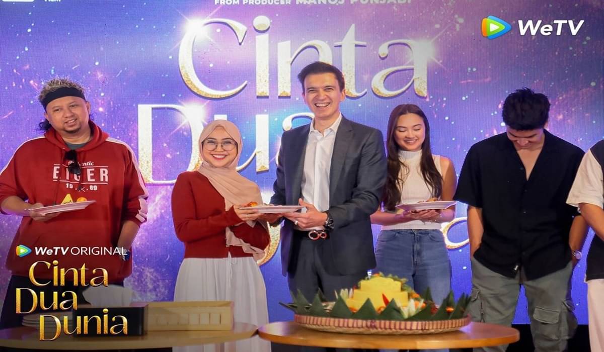 Ria Ricis (kedua dari kiri)
