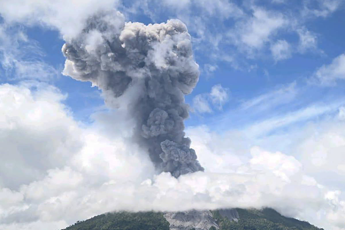 Ilustrasi gunung berapi meletus.