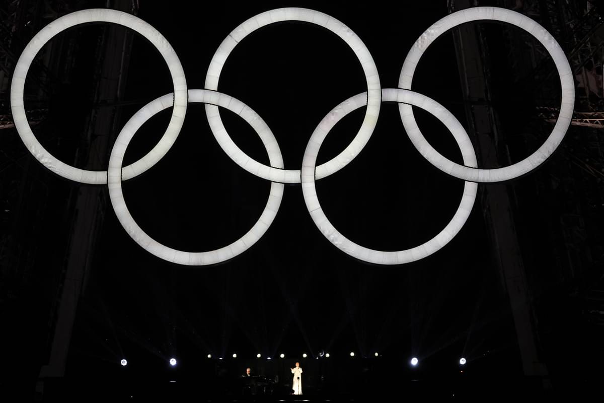 Celine Dion Memukau di Menara Eiffel pada Pembukaan Olimpiade Paris 2024