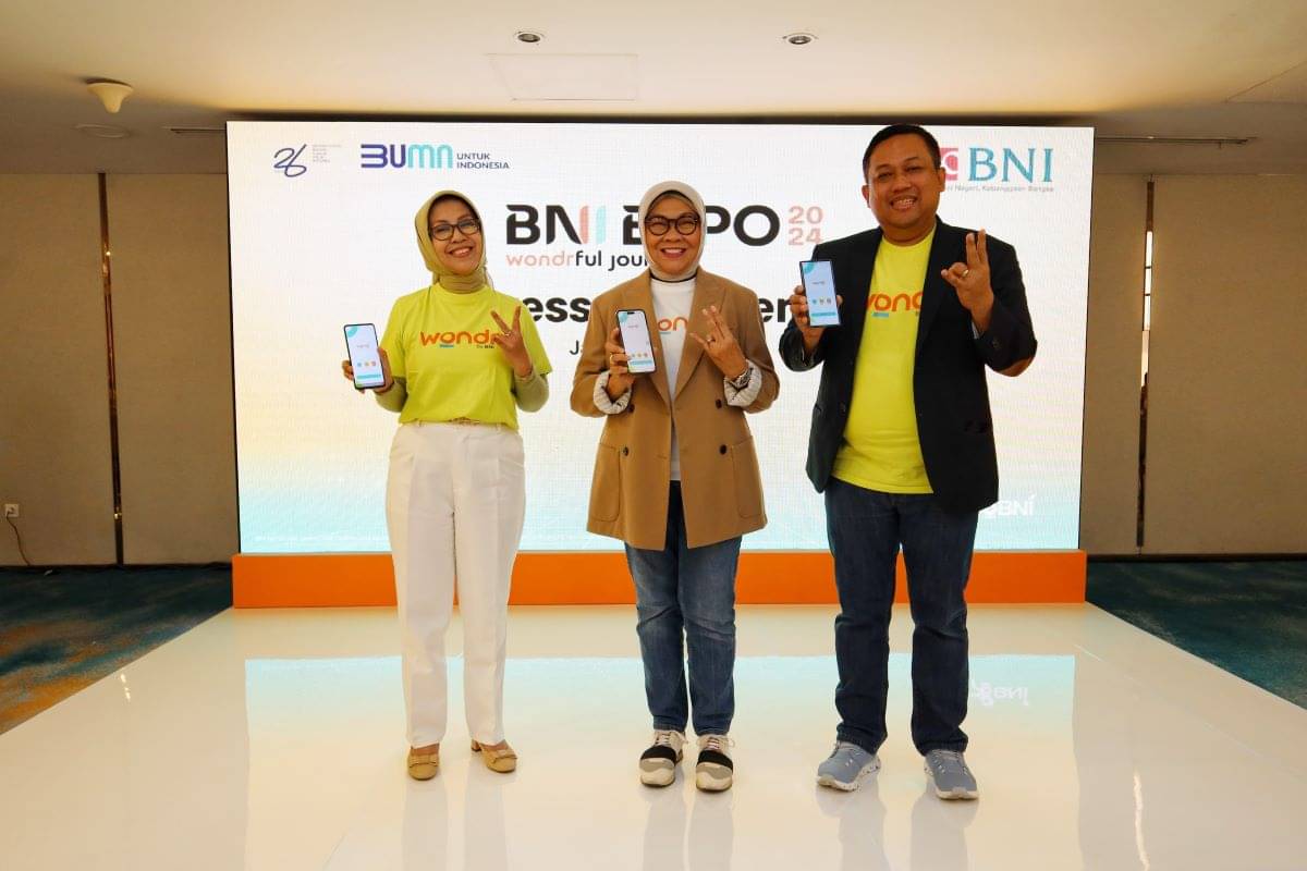 Direktur Retail Banking BNI Corina Leyla Karnalies (tengah) menghadiri konferensi pers BNI Expo di Jakarta.