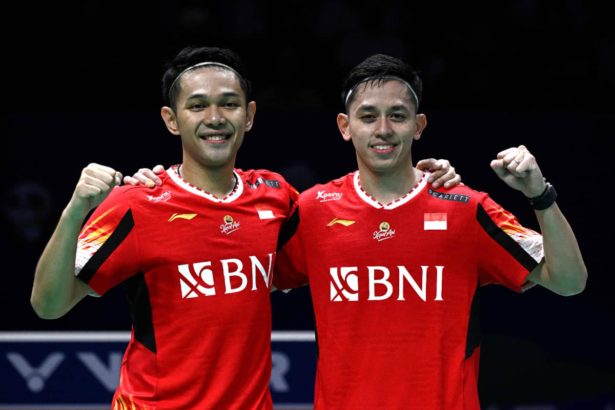 Fajar Alfian dan Muhammad Rian Ardianto (kanan) dari Indonesia berfoto saat mereka merayakan kemenangan melawan Lee Yang dan Wang Chi-Lin da