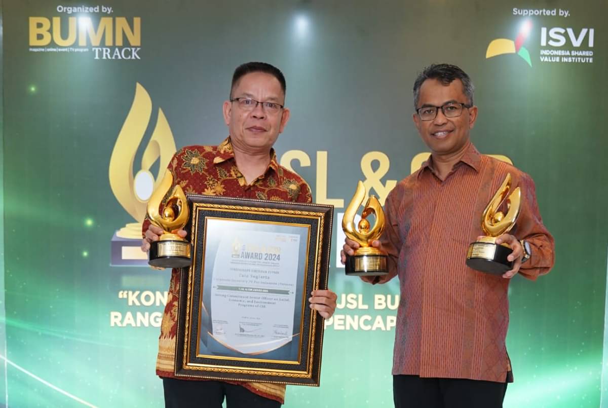 Direksi PosIND memperlihatkan lima penghargaan yang baru saja diraih. 