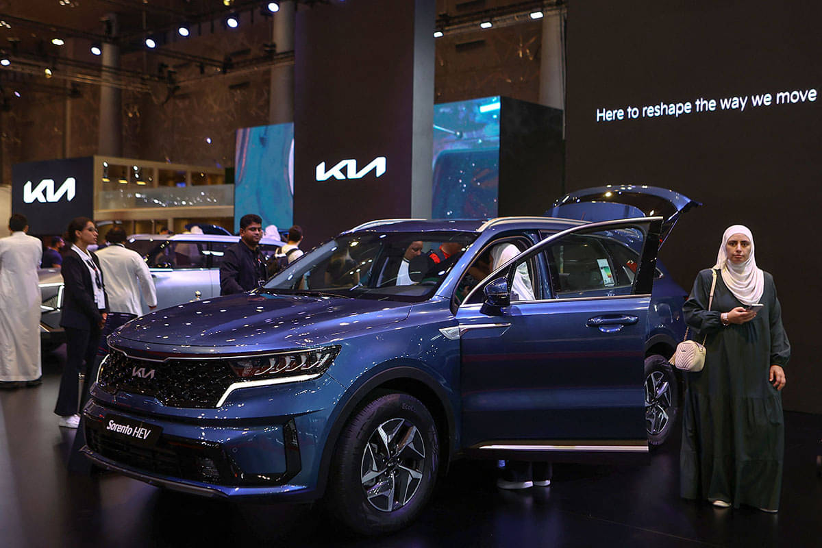 Mobil hybrid Sorento dari KIA dipamerkan di Geneva International Motor Show 2023 di Doha, Qatar.