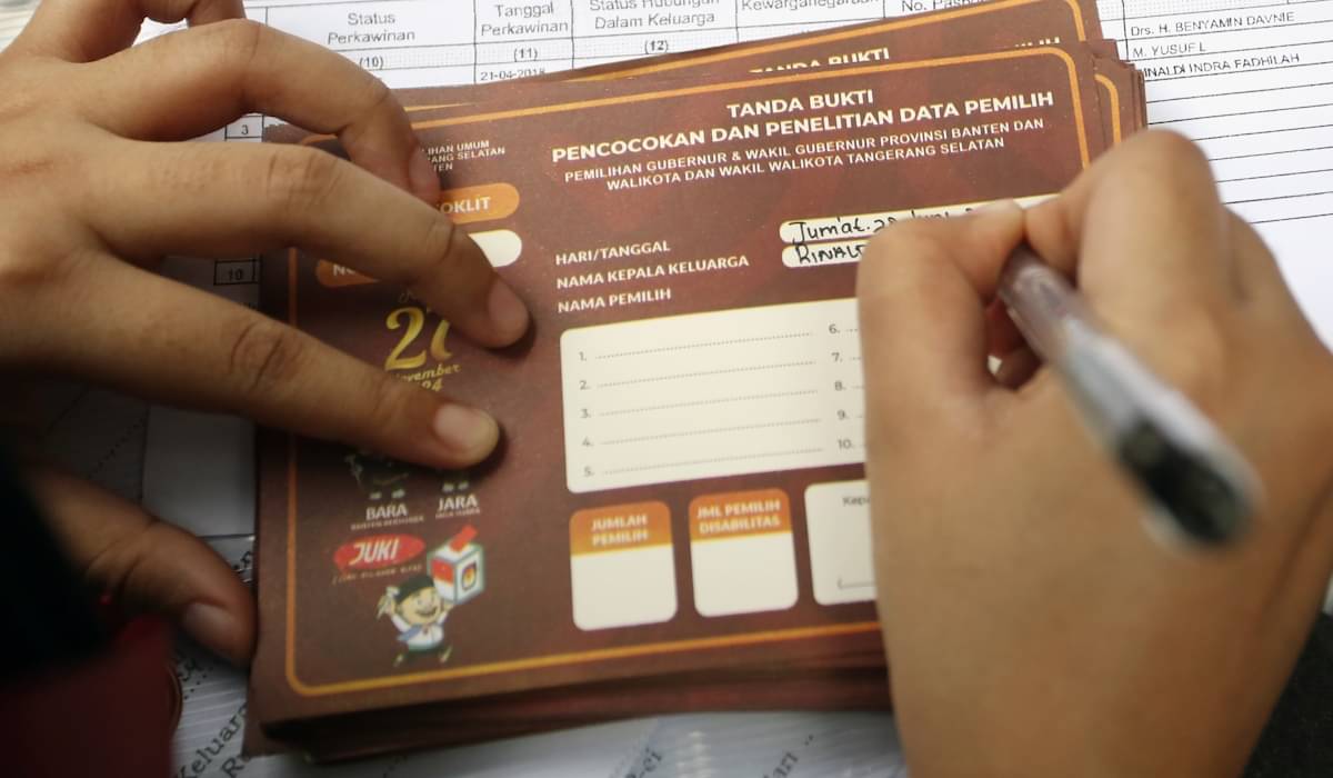 Petugas Pemutakhiran Data Pemilih (Pantarlih) melakukan pencocokan dan penelitian (Coklit) data pemilih Pemilu Kepala Daerah (Pilkada) 