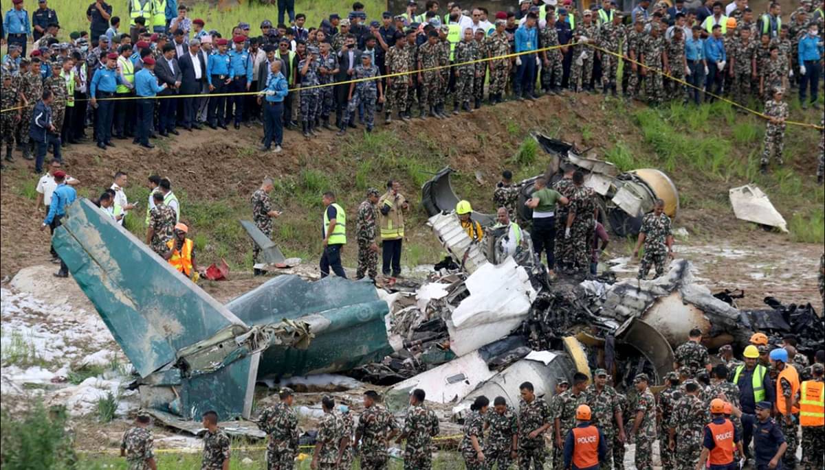 Sebuah pesawat kecil Saurya Airlines tergelincir dari landasan pacu saat lepas landas dari Kathmandu menuju Pokhara, Nepal. 