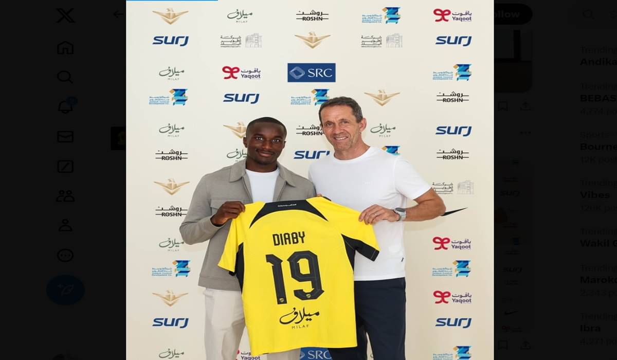 Moussa Diaby (kiri) usai meneken kontrak bersama klub Liga Arab Saudi Al Ittihad