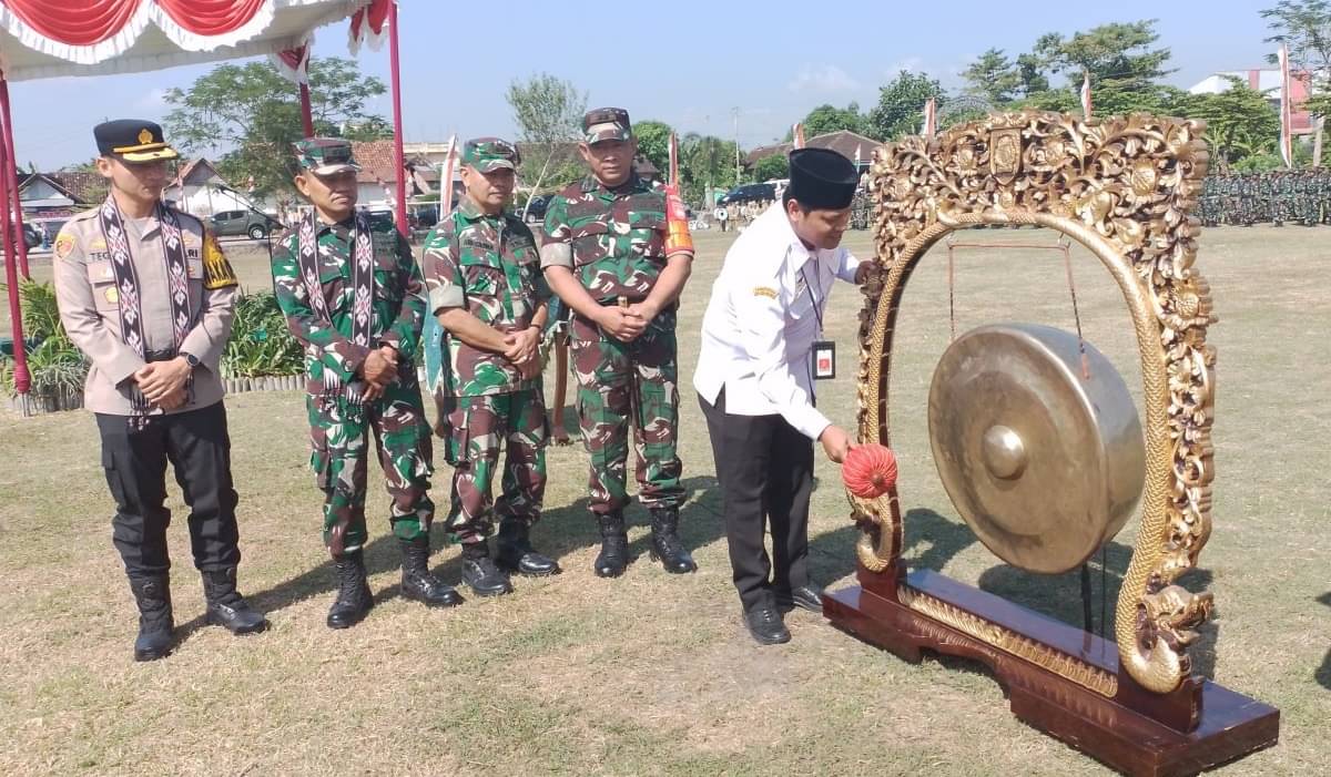 Sekda Klaten Jajang Prihono memukul gong tanda dimulainya kegiatan TMMD Reguler 121 di Desa Tambong Wetan.