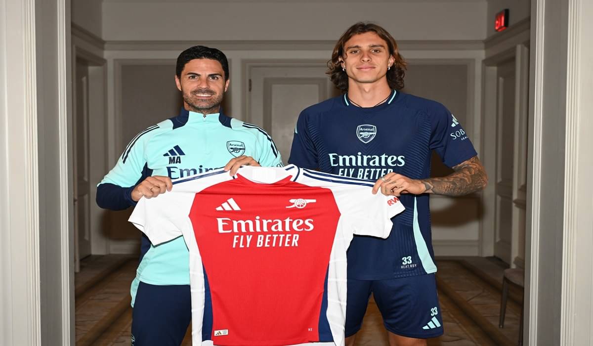 Riccardo Calafiori (kanan) usai resmi menandatangani kontrak sebagai pemain Arsenal.