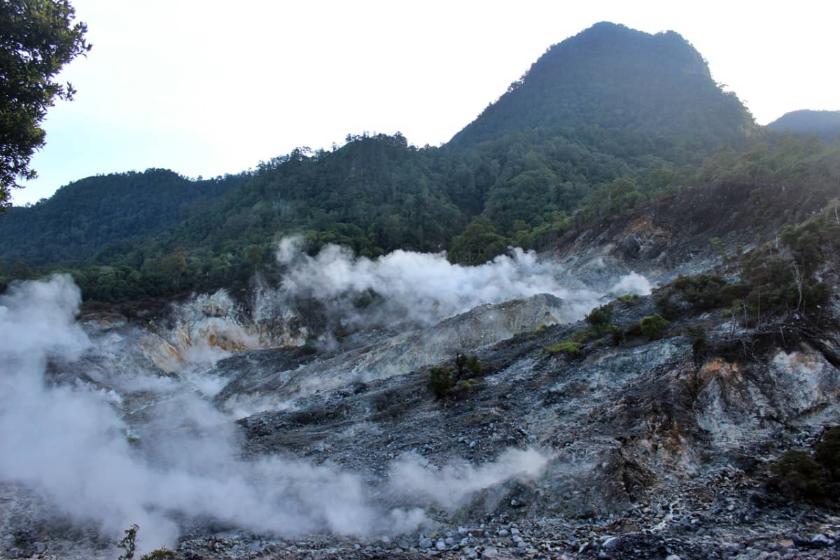 Kawah Ratu Gunung Salak menjadi salah satu destinasi wisata alam terfavorit yang ada di kawasan Sukabumi, Jawa Barat