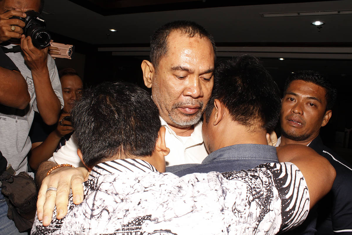 Mantan Bupati Hulu Sungai Tengah Abdul Latif (kemeja putih)