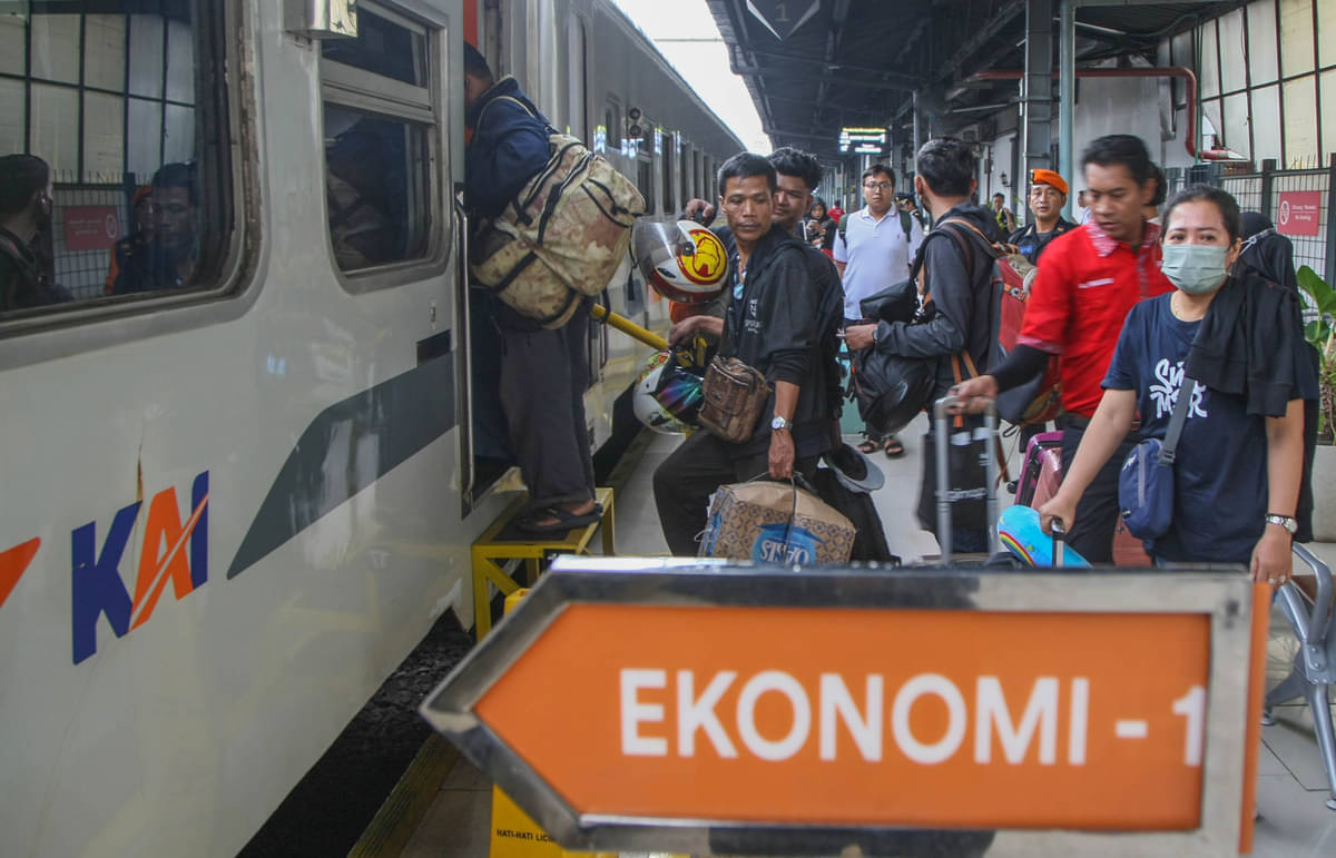 penumpang antre memasuki gerbong kereta api Motis Utara jurusan Pasar Senen-Semarang Tawang di Stasiun Pasar Senen, Jakarta.