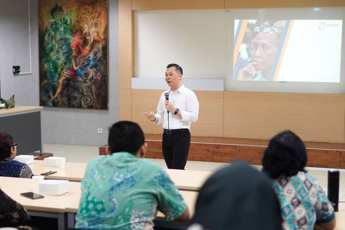 Rektor Kalbis University Naik Henokh Parmenas
