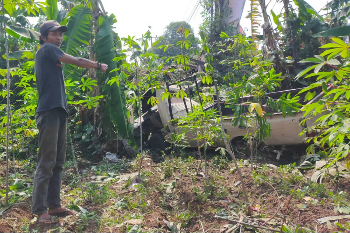 warga menunjukkan mobil yang mengalami rem blong di Jalan Raya Padalarang-Cisarua, Kecamatan Ngamprah, Kabupaten Bandung Barat, Senin (29/7)