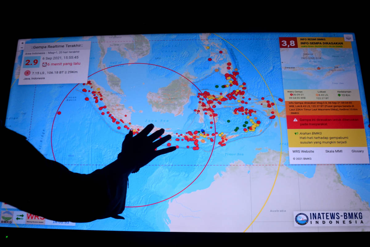 Petugas mengamati informasi gempa bumi terkini melalui alat Warning Receiver System (WRS) di kawasan pariwisata The Nusa Dua, Badung, Bali