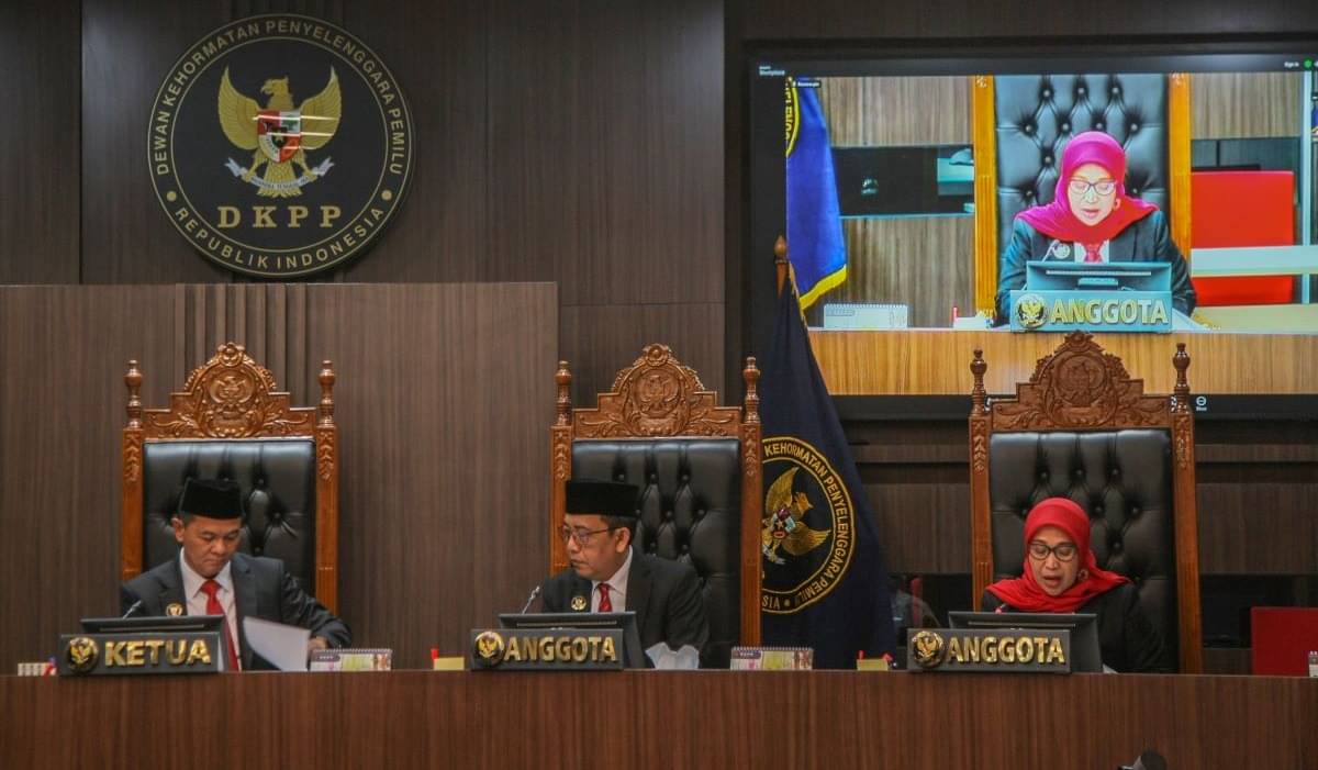 Ketua DKPP Heddy Lugito (kiri), anggota DKPP I Dewa Kade Wiarsa (tengah), anggota DKPP Ratna Dewi Pettalolo dalam sidang kasus Ketua KPU.