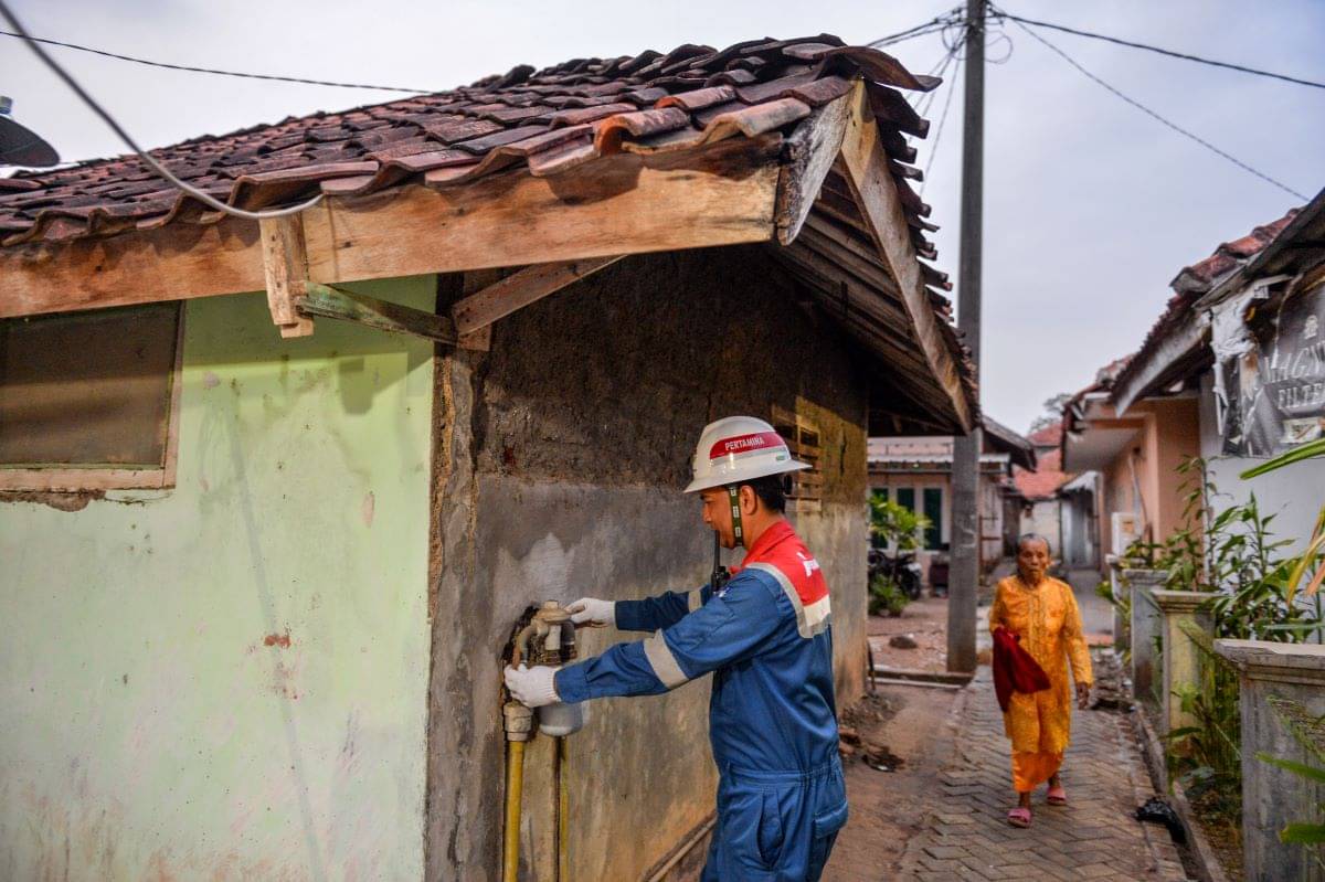 Petugas Pertamina memeriksa kondisi pipa jaringan gas rumah tangga di permukiman warga.