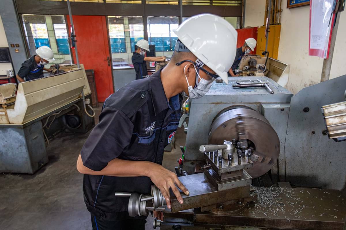 Siswa mempraktikkan produksi suku cadang roda gigi mesin di SMKN Jawa Tengah Kampus Semarang, di Semarang, Rabu (30/8/2023)