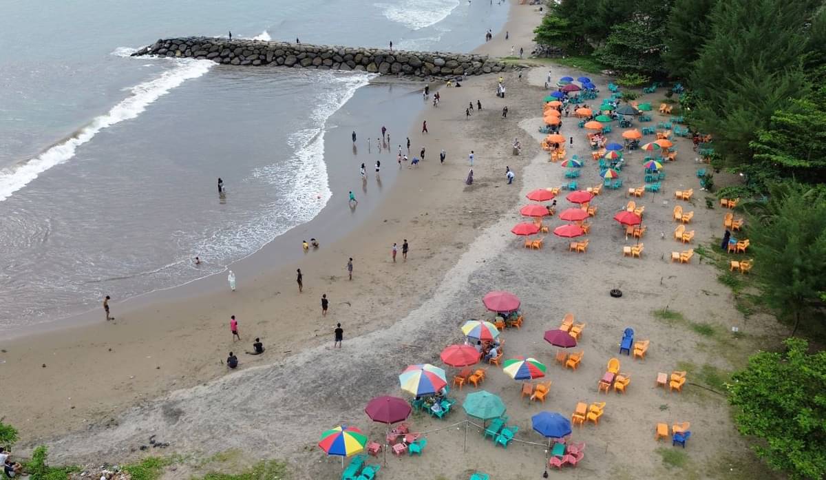 Foto udara sejumlah pengunjung memadati kawasan Pantai Padang, Sumatra Barat, Minggu (30/6/2024).
