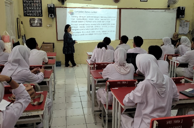 Ratusan siswa SMA mengikuti kegiatan pelatihan menulis konten di media sosial