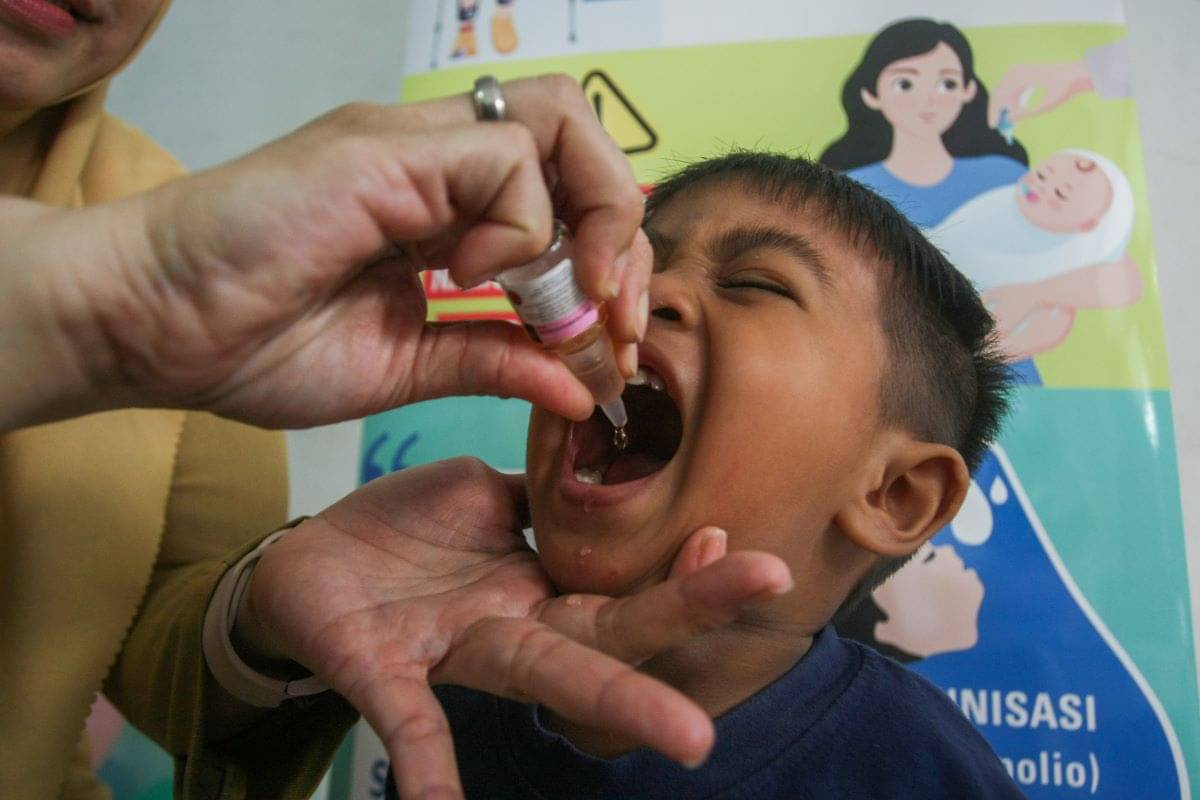 Balita mendapatkan imunisasi polio tetes saat pelaksanaan Pekan Imunisasi Nasioanal (PIN) Polio 2024 di Posyandu.