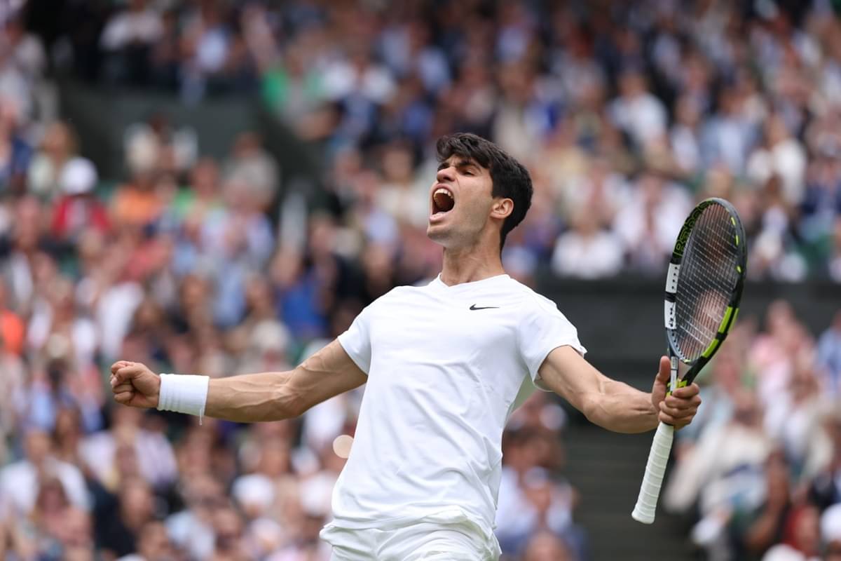 Carlos Alcaraz menikmati momen bersama penonton Centre Court setelah mengalahkan Daniil Medvedev, mengamankan tempat di final Wimbledon. 