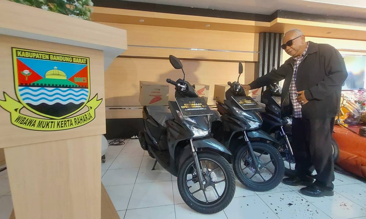Pemerintah Desa Lembang, di Kabupaten Bandung Barat, menyerahkan sepeda motor untuk RW