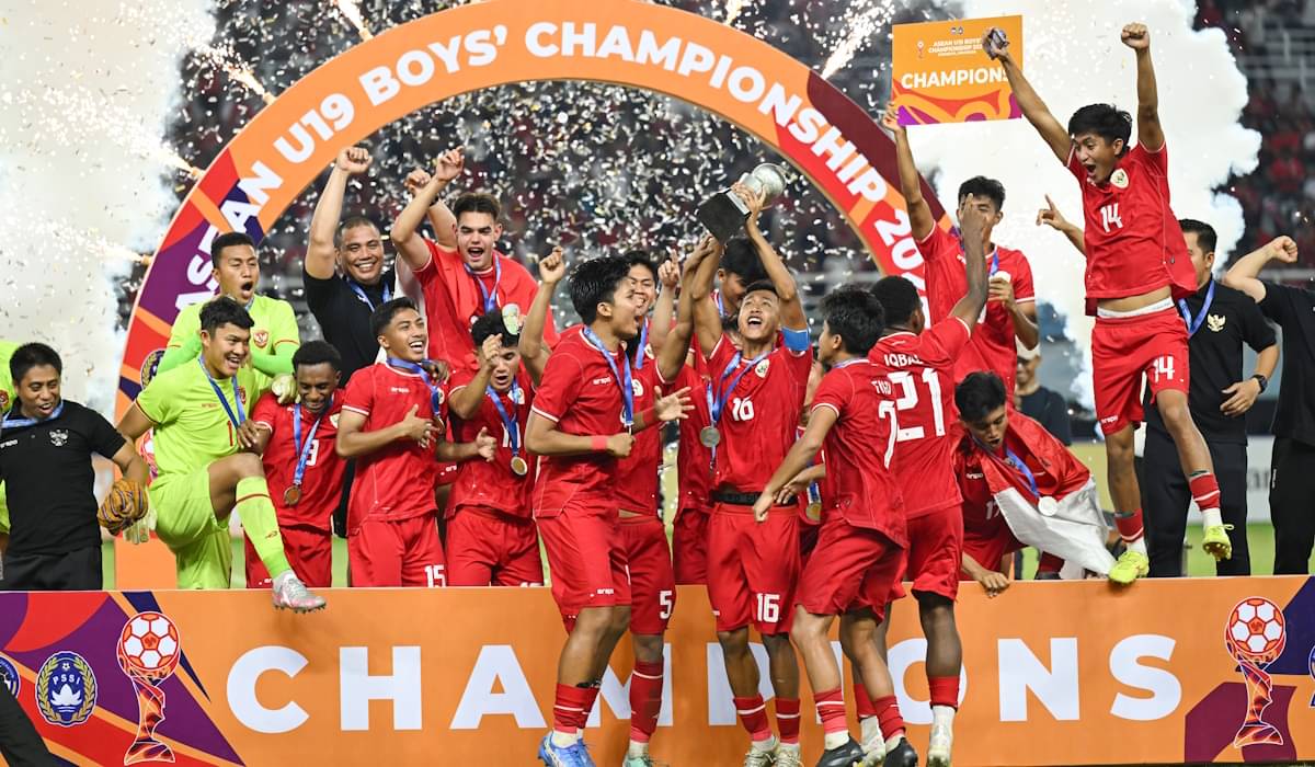 Sejumlah pesepak bola Timnas Indonesia dan tim pelatih serta ofisial tim berselebrasi usai mengalahkan Timnas Thailand