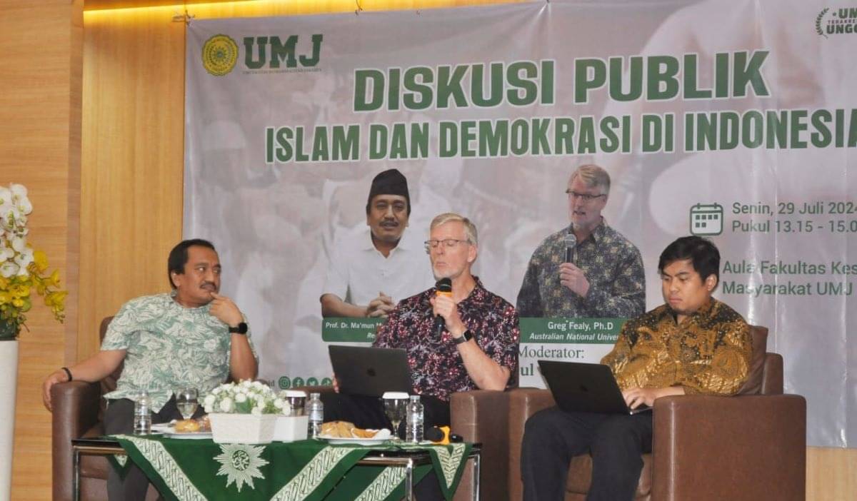 Rektor Universitas Muhammadiyah Jakarta, Makmun Murod Al Barbasyi dan Indonesianis, Greg Fealy, dalam Diskusi Publik.