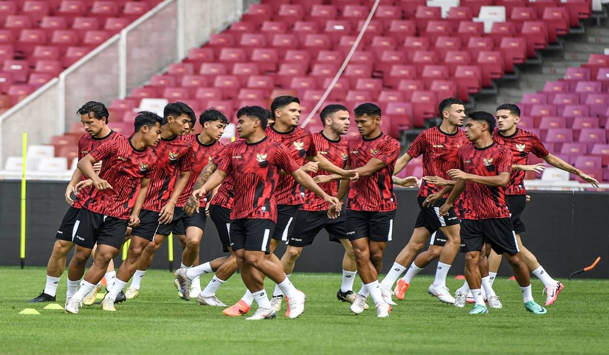 Pemain Timnas Indonesia melakukan latihan di Stadion Utama Gelora Bung Karno, Senayan, Jakarta.
