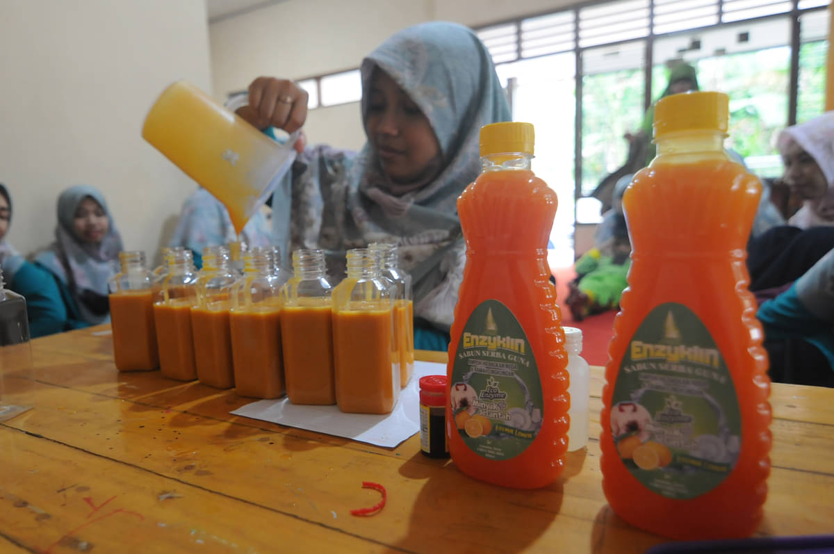 Sejumlah peserta mengemas sabun cair berbahan limbah minyak jelantah di Azalea Farm, Kebonbimo, Boyolali, Jawa Tengah, Sabtu (21/1/2023)