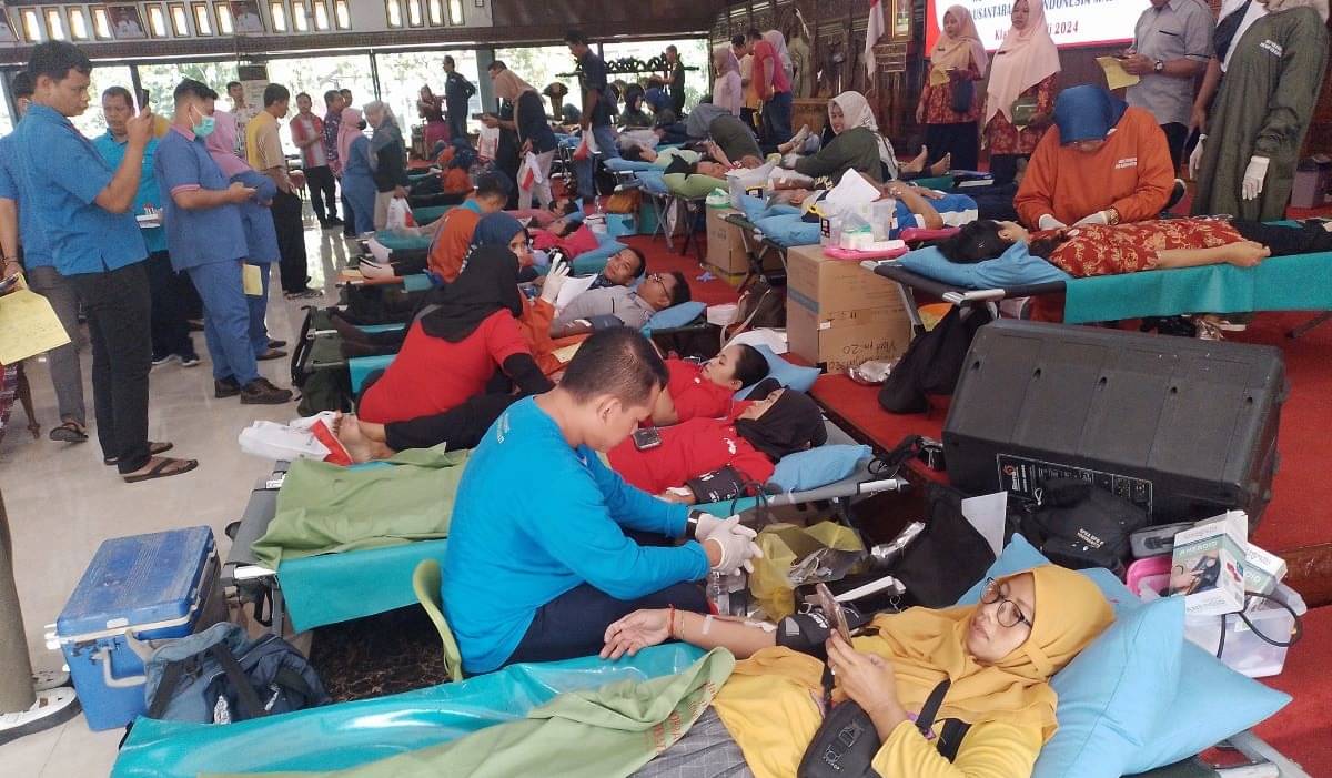 Donor darah di Pendapa Kabupaten Klaten.