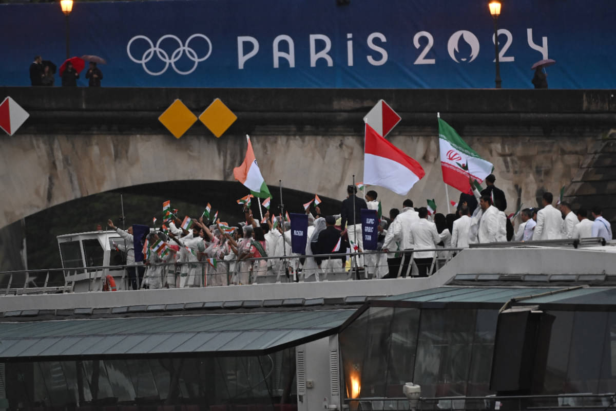 Kapal yang membawa kontingen Indonesia menyusuri sungai Seine saat pembukaan Olimpiade Paris 2024 di Paris, Prancis