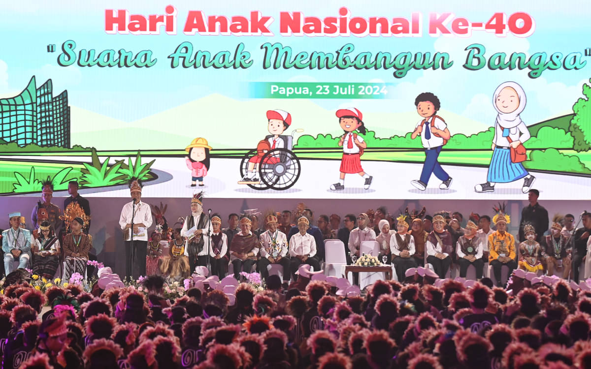 Presiden Joko Widodo didampingi Ibu Negara Iriana Joko Widodo saat menghadiri peringatan Hari Anak Nasional Ke-40 di Istora Papua Bangkit