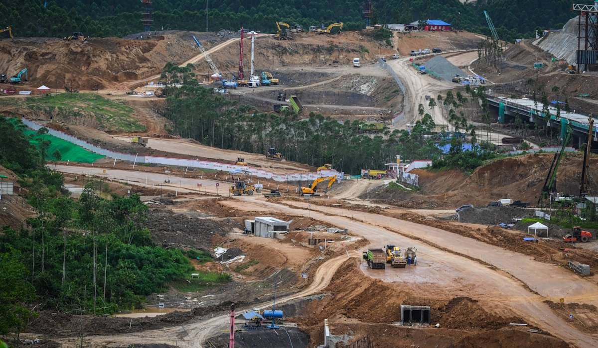 Suasana pembangunan jalan di istana presiden Ibu Kota Nusantara (IKN), Kabupaten Penajam Paser Utara, Kalimantan Timur