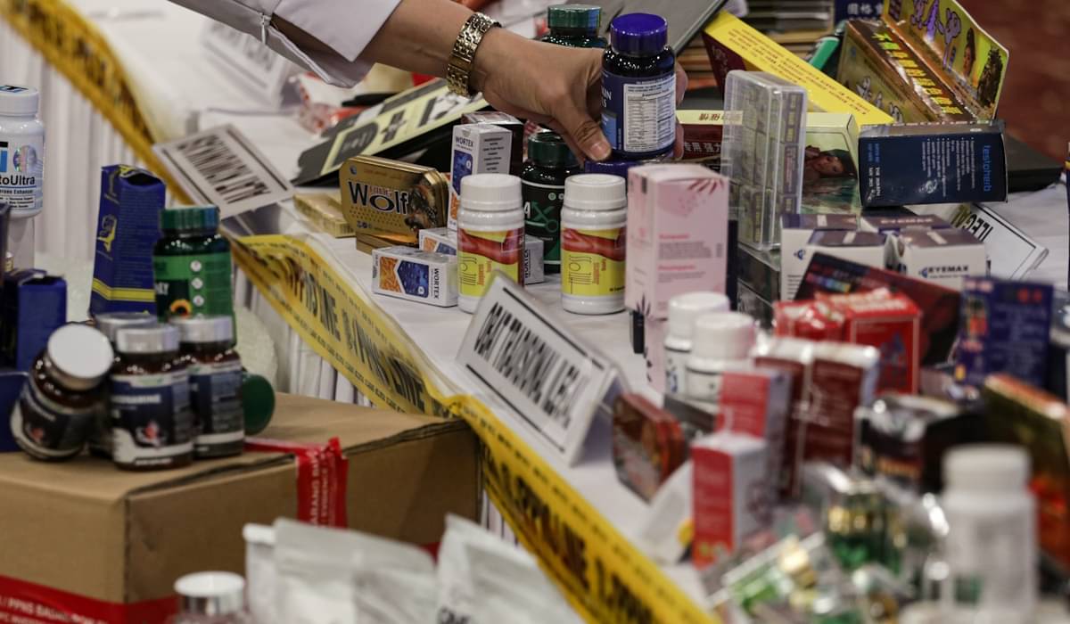 Petugas menata barang bukti hasil penindakan produk obat dan makanan ilegal 
