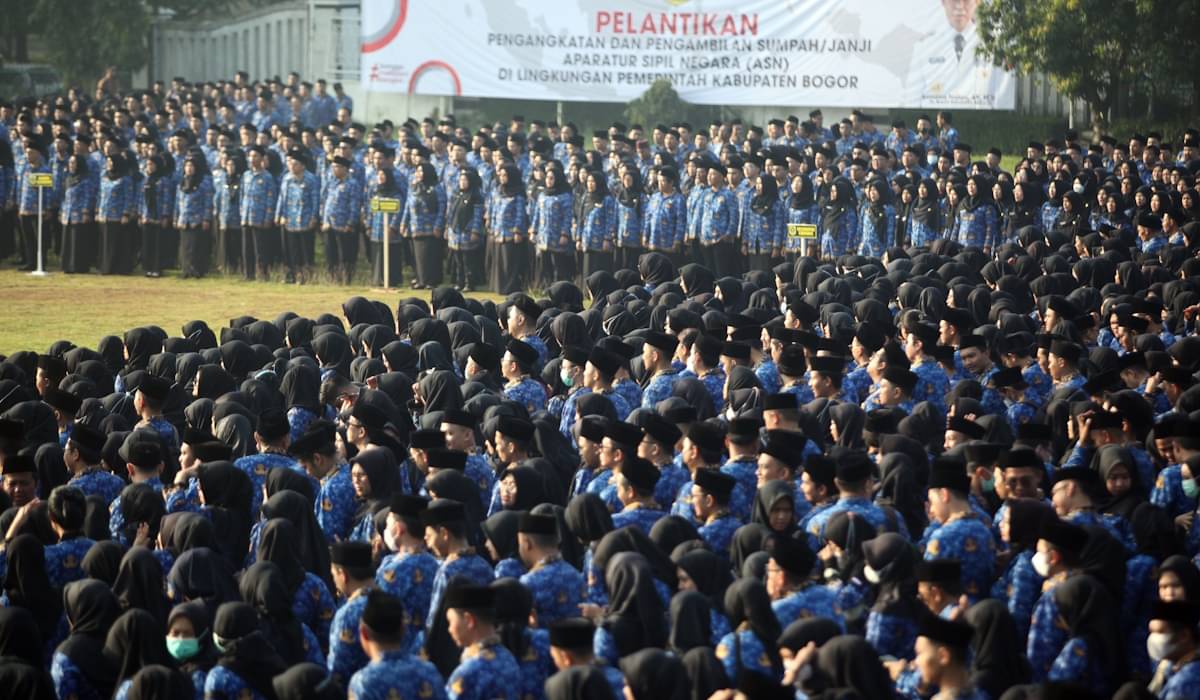 Sejumlah PPPK dan ASN mengikuti pelantikan di Lapangan Tegar Beriman, Cibinong 