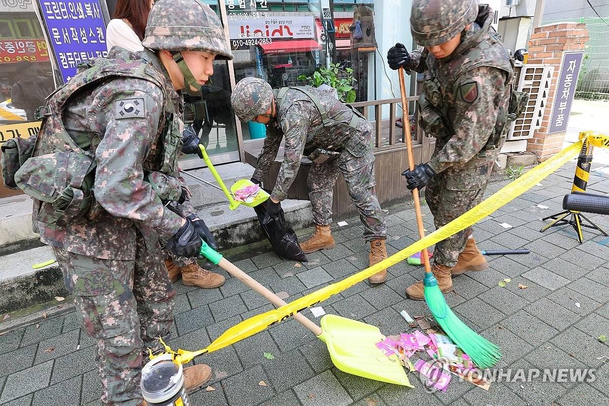 Korea Selatan mengambil sejumlah sampah dari balon yang dikirim dari Korea Utara.
